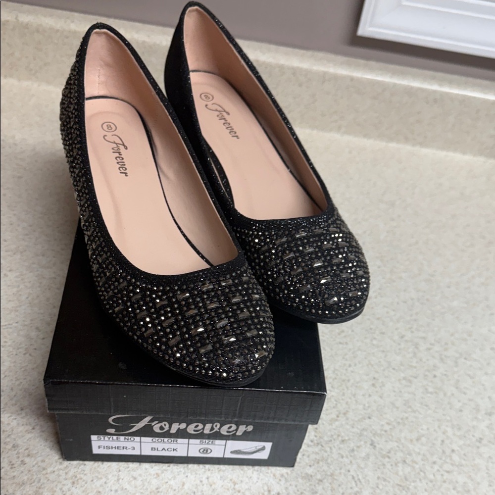 Women’s shoes
Like brand new 
Beautiful dress shoes
Size 8 original box